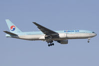 HL7765 @ LOWW - Korean Air 777-200