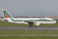 I-BIKG @ LOWW - Alitalia A320
