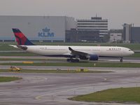 N805NW @ AMS - Ready for take off from the  Kaagbaan of Amsterdam airport - by Willem Goebel