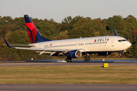 N386DA @ ORF - Delta Air Lines N386DA (FLT DAL1128) from Hartsfield-Jackson Atlanta Int'l (KATL) landing RWY 23 in strong crosswind conditions. Wind was 310 at 15 gusts to 25 kts. - by Dean Heald