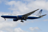 N784UA @ EGLL - United Airlines 777-200