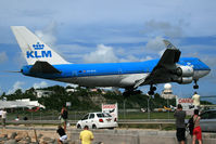 PH-BFN @ SXM - Visitor - by Wolfgang Zilske