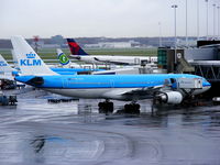 PH-AOA @ EHAM - KLM Royal Dutch Airlines - by Chris Hall