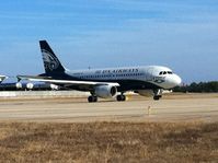 N709UW @ RDU - sitting on taxiway Gulf - by Dan Pigage