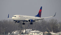 N390DA @ KMSP - Landing at MSP - by Todd Royer