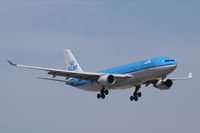 PH-AOL @ DFW - KLM A-330 landing at DFW Airport - by Zane Adams