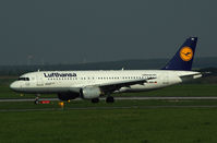 D-AIPA @ LOWW - Lufthansa Airbus A320 - by Andreas Ranner