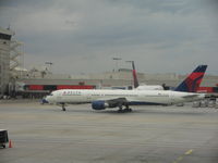 N522US @ KATL - Atlanta - by Ronald Barker