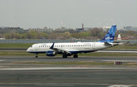 N206JB @ DCA - Jet Blue Embraer 190 taxiing at Reagan National Airport - by Mauricio Morro