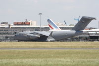 1223 @ LFPB - on transit at CDG for delivry - by juju777