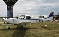 N13CU @ KOSH - Cirrus SR20