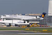 D-ACKI @ VIE - Lufthansa Regional - by Chris Jilli