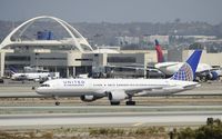N580UA @ KLAX - Arriving at LAX - by Todd Royer