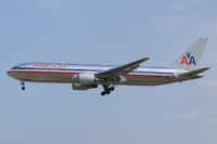 N394AN @ DFW - At American Airlines landing at DFW Airport.