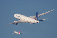 N209UA @ LAX - United Airlines N209UA (FLT UAL891) climbing out from RWY 25R en route to Tokyo Narita Int'l (RJAA/NRT), while JAL61 climbs out from the North Complex en route to the same destination. - by Dean Heald