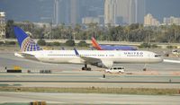N518UA @ KLAX - Taxiing at LAX - by Todd Royer