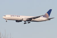 N663UA @ KORD - United Airlines Boeing 767-322, UAL949 arriving from EGGL/LHR, RWY 27R approach KORD. - by Mark Kalfas