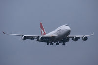 VH-OEH @ DFW - Qantas 747 landing in the rain at DFW airport