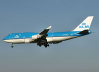 PH-BFG @ EHAM - Landing on runway C18 of Schiphol Airport ( 2e aircraft has new colours) - by Willem Göebel
