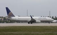 N33294 @ MIA - United 737 - by Florida Metal
