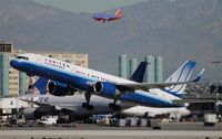 N512UA @ KLAX - United 752 takes off while a SW 737 lands - by Jonathan Ma