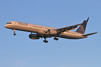 N57855 @ KORD - United Airlines N57855 Boeing 757-324 RWY 28 approach KORD. - by Mark Kalfas