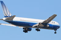 N662UA @ KORD - United Airlines Boeing 767-322, N662UA on approach RWY 10 KORD. - by Mark Kalfas