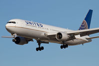 N667UA @ LAX - United Airlines N667UA (FLT UAL460) from Honolulu Int'l (PHNL) on short final to RWY 25L. - by Dean Heald
