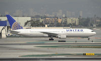 N671UA @ KLAX - Taxiing to Gate - by Todd Royer