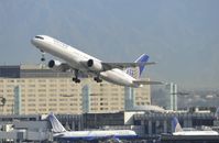 N524UA @ KLAX - Departing LAX on 25R - by Todd Royer