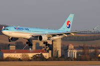 HL8228 @ VIE - Korean Air - by Chris Jilli