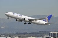 N666UA @ KLAX - Departing LAX on 25R - by Todd Royer