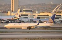 N77520 @ KLAX - Taxiing to gate at LAX - by Todd Royer