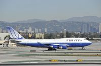 N175UA @ KLAX - Taxiing to gate at LAX - by Todd Royer