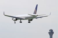 N57857 @ KORD - United Airlines Boeing 757-324, UAL190 arriving from Houston Bush Intercontinental/KIAH, short final RWY 28 approach KORD. - by Mark Kalfas