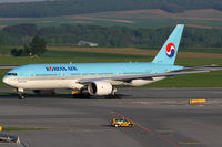 HL7575 @ VIE - Korean Air - by Joker767