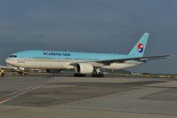 HL7598 @ LOWW - Korean Air Boeing 777-200 - by Dietmar Schreiber - VAP