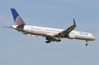 N75853 @ ORD - United Airlines Boeing 757-324, UAL1715 arriving from LAX, RWY 14R approach KORD. - by Mark Kalfas