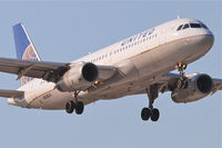 N438UA @ KORD - United Airlines Airbus A320-232, UAL550 arriving from Phoenix Sky Harbor Int'l /KPHX, RWY14R approach KORD. - by Mark Kalfas