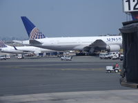 N774UA @ EWR - United 777-222ER C/N 2 - by christian maurer