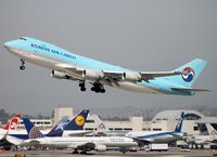 HL7602 @ KLAX - Takeoff after SCA747 arrives - by Jonathan Ma
