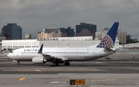 N76515 @ KEWR - One of United's Boeing 737s glides past Newark's northern cargo terminal. - by Daniel L. Berek