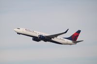 N382DA @ KLAX - Boeing 737-800