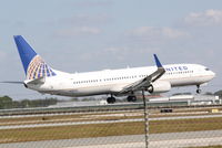 N38424 @ KSRQ - United Flight 1190 (N38424) arrives at Sarasota-Bradenton International Airport following a flight from Chicago-O'Hare International Airport - by Jim Donten