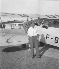 F-BBDX - Vichy-Rhue airport. 1949
Flight instructor Mr. Beauvillain in front of F-BDDX - by Pierre Fortuner
