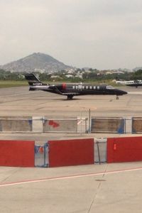 N433FX @ SBVT - Beautiful Black Painting. It's a highlight among other planes at the airport. - by Guidias