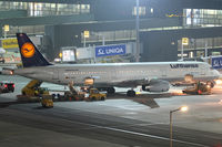 D-AISZ @ VIE - Lufthansa - by Joker767