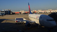 N308DE @ KATL - ATL GA - by Ronald Barker