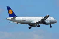 D-AIPW @ EDDF - Lufthansa A320 landing - by FerryPNL