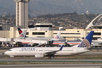 N37287 @ KLAX - United Airlines Boeing 737-824, UAL1587 arriving from KDEN on TWY H at KLAX. - by Mark Kalfas
